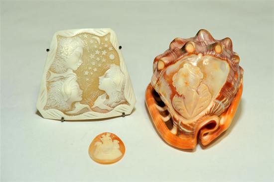 THREE CAMEO PIECES Carved conch 114f2f