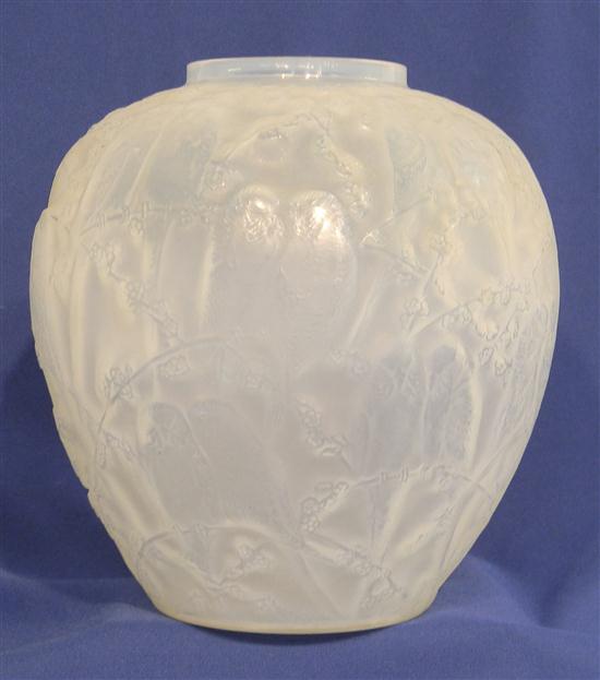 R Lalique opalescent glass vase 11521a