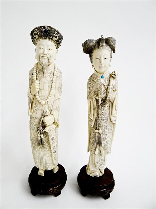 PAIR OF CARVED IVORY FIGURES. 