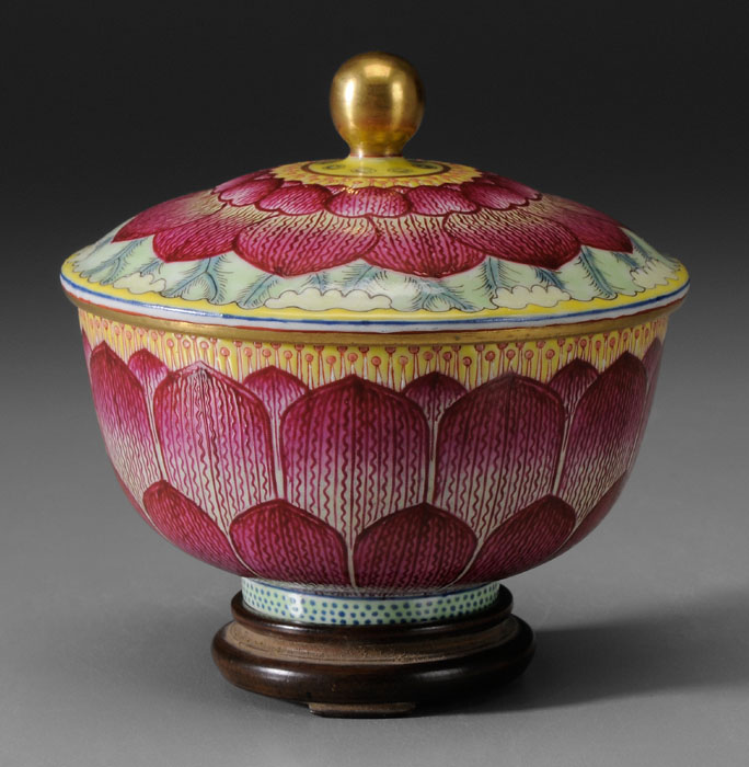 Famille Rose Lidded Porcelain Bowl 114b67