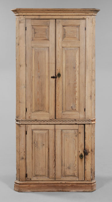 Chippendale Style Corner Cupboard 117dfd