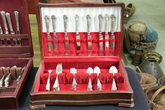 SET OF TOWLE STERLING SILVER FLATWARE  117252