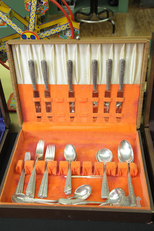 SET OF TOWLE STERLING SILVER FLATWARE  117262