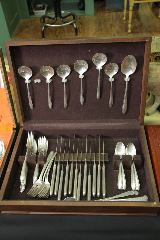 SET OF TOWLE STERLING SILVER FLATWARE  117260