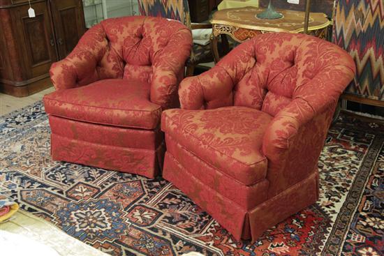 PAIR OF ARMCHAIRS Gold and red 117279