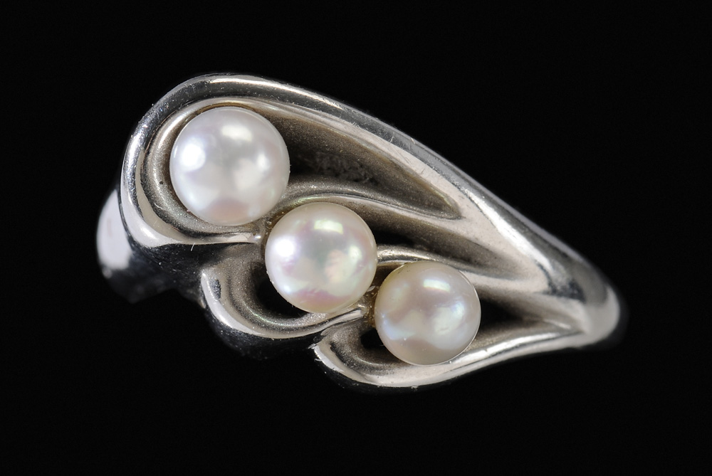 Pearl and Platinum Ring row of 1195cc