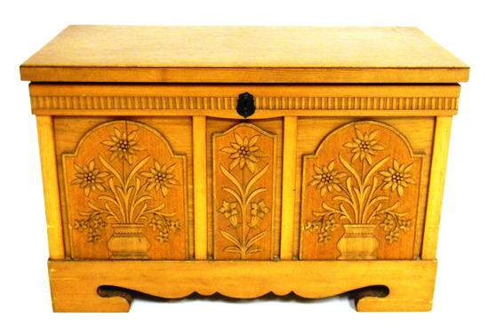 Small chest with three bas relief 1211b7