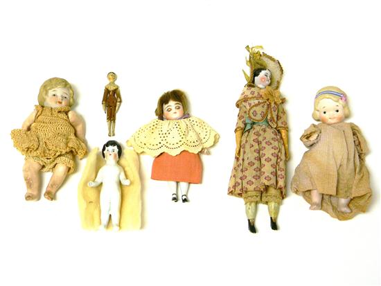 DOLLS: seven small dolls including: