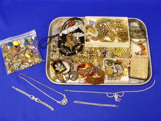 Assortment of costume jewelry including: