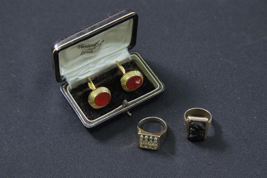 THREE PIECES MENS JEWELRY. Pair of cufflinks