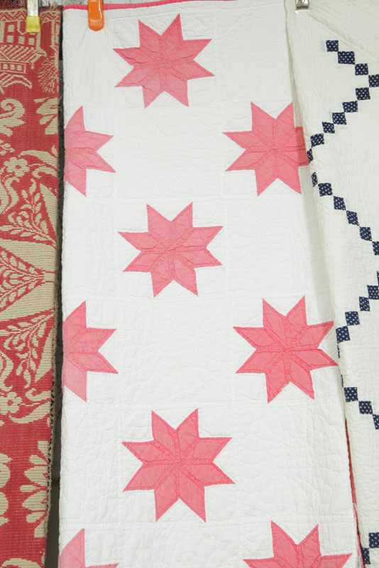 QUILT WITH RED STARS. Cotton quilt