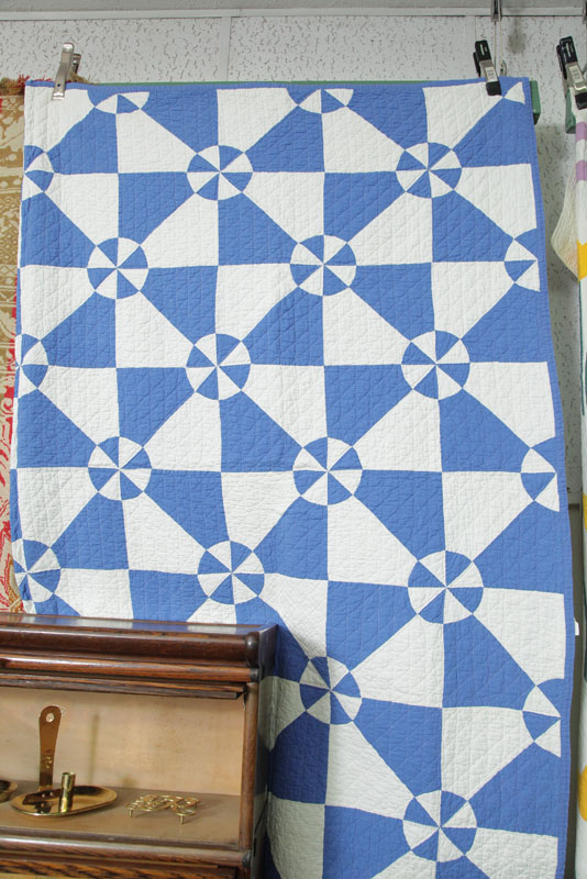 BLUE AND WHITE QUILT. Cotton quilt with