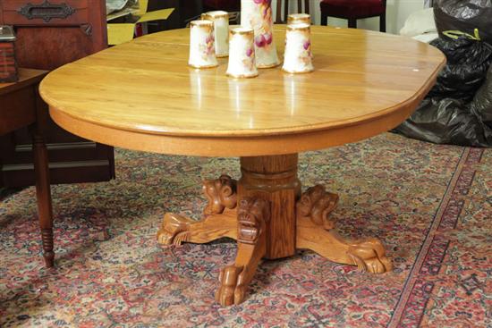 PEDESTAL TABLE. Reproduction oak