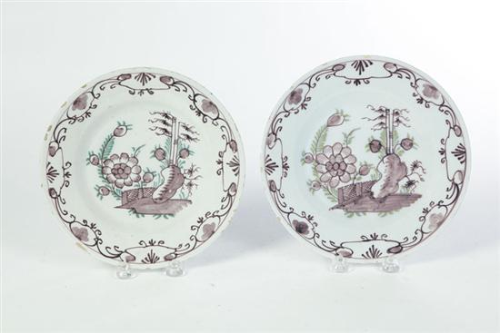 PAIR OF DELFT PLATES England 12139d