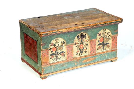 SMALL DECORATED BLANKET CHEST.
