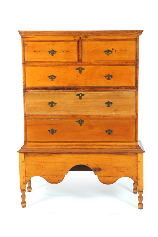 COUNTRY QUEEN ANNE MULE CHEST ON