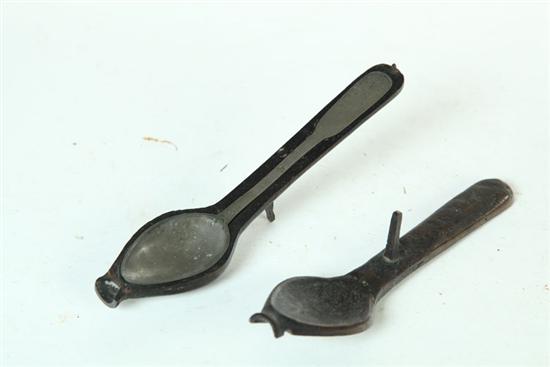 BRONZE SPOON MOLD AND A RESULTING PEWTER