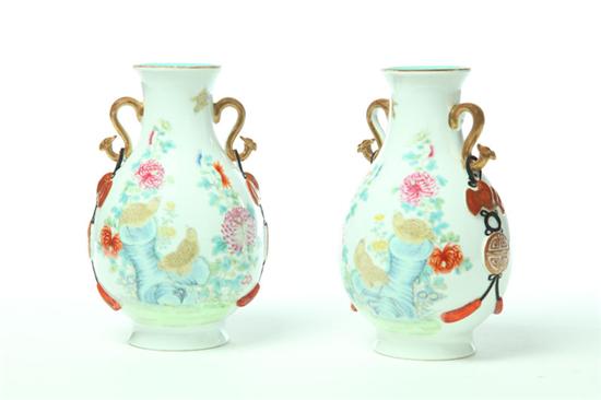PAIR OF CHINESE EXPORT VASES  121a7a