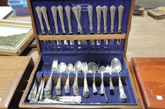 SET OF STERLING SILVER FLATWARE.