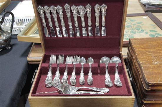 SET OF STERLING SILVER FLATWARE.