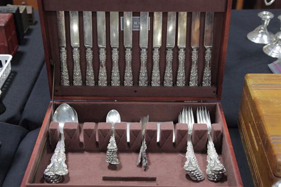 SET OF STERLING SILVER FLATWARE.