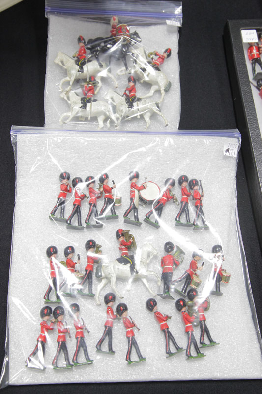 TWENTY EIGHT BRITAINS BAND FIGURES  121df5