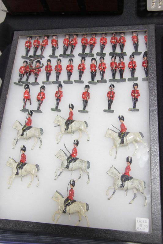 LARGE GROUP OF BRITAINS GUARDS FIGURES.