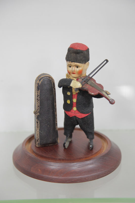 SCHUCO BOY WITH VIOLIN TIN WIND 121e9b