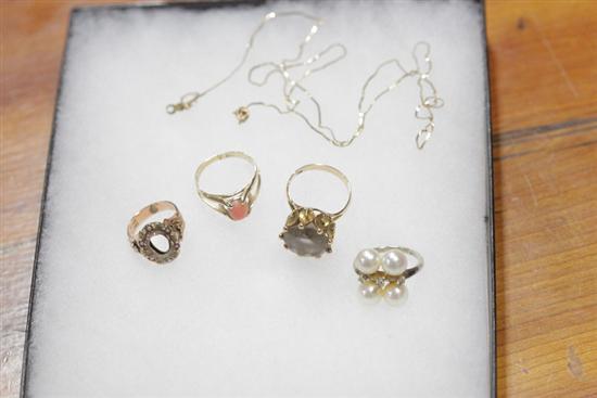 FIVE PIECES GOLD JEWELRY Four 121ec6