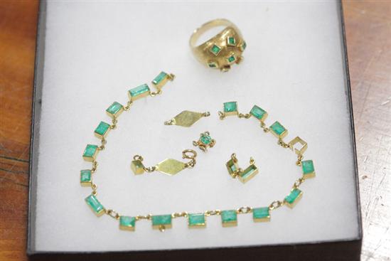 TWO PIECES JEWELRY. Gold and emerald