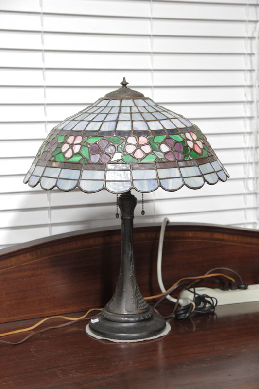 LEADED GLASS TABLE LAMP. Stepped base