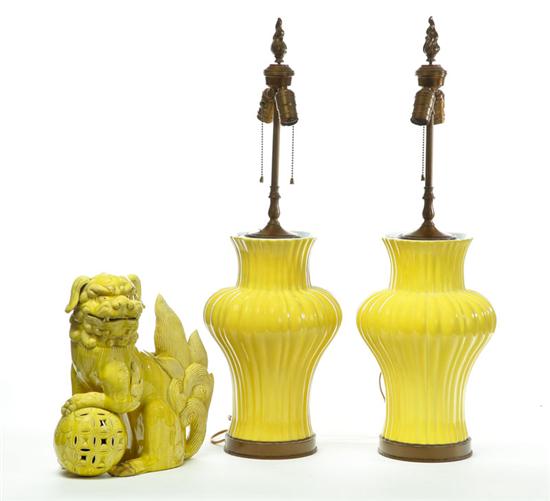 PAIR OF LAMPS AND A FOO DOG Twentieth 1222d8