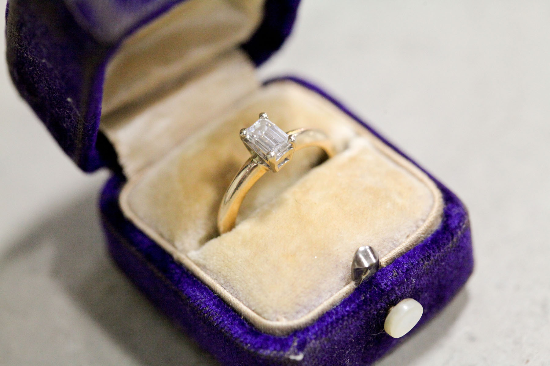 DIAMOND RING.  Late 20th century.