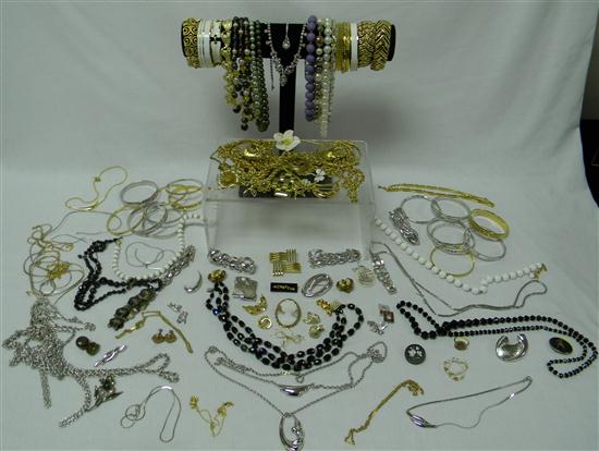 JEWELRY: Assorted costume jewelry including