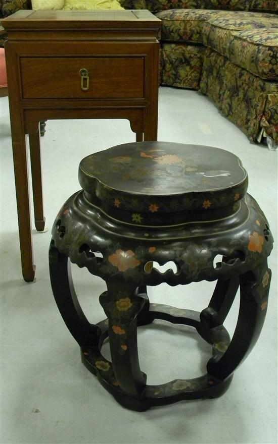 Lacquered stand with Chinosiere 12071f