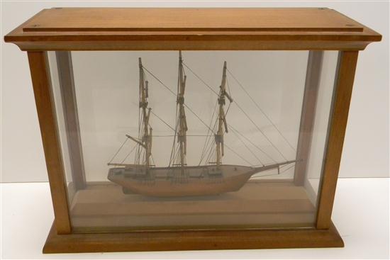 SHIP MODEL: Ship model in glass case