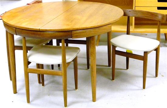 Frem Rojle table with four chairs 120c09