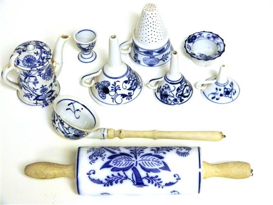 Unmarked Meissen type pattern including: