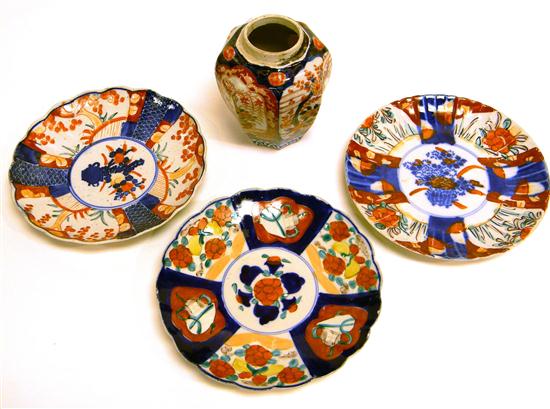 Four pieces of Japanese Imari porcelain 120e5e