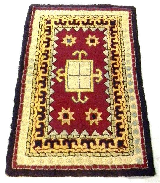 Geometric design hooked rug  3'