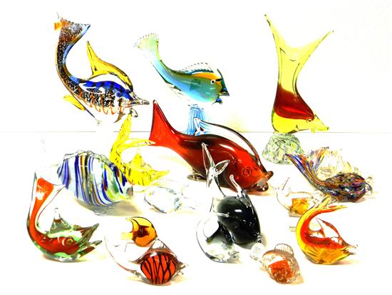 Assortment of glass fish figures 120fa2