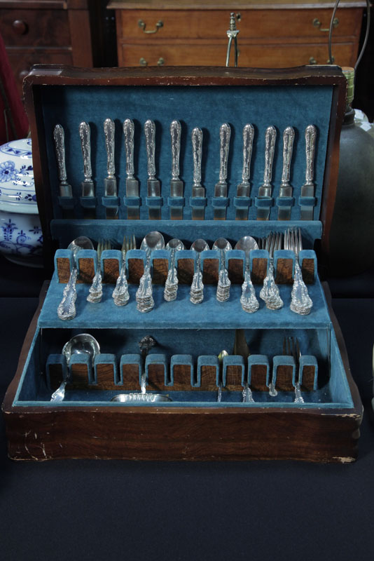 SET OF STERLING SILVER FLATWARE.