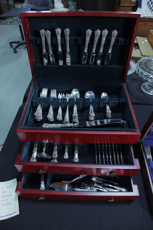 SET OF STERLING SILVER FLATWARE.