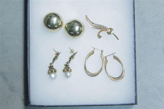 FOUR PIECES JEWELRY Three pair 123a6c