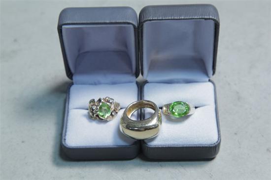 THREE GOLD RINGS One with green 123a6d