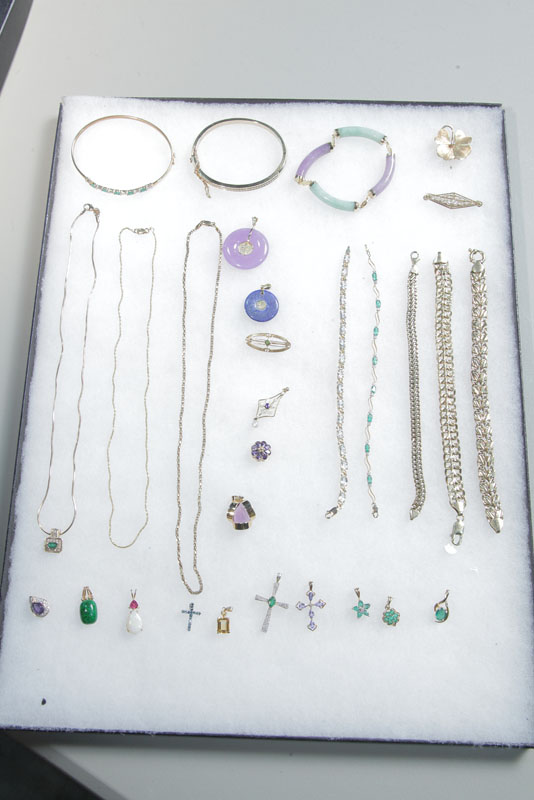 TWENTY NINE PIECES OF JEWELRY  123a79