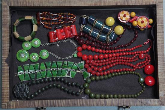 FOURTEEN PIECES OF BAKELITE JEWELRY.