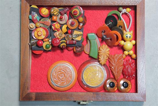 TWELVE BAKELITE ITEMS. Three groups