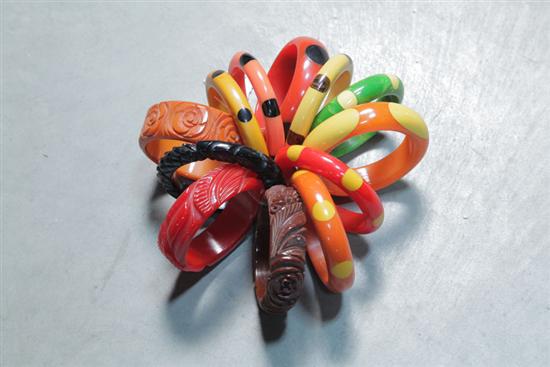 TWELVE BAKELITE BRACELETS Eight 123a86