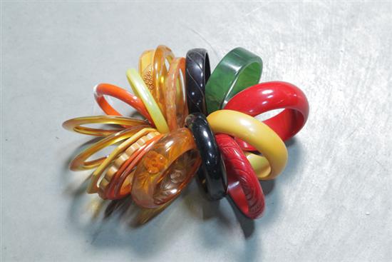 EIGHTEEN BAKELITE BRACELETS All 123a89